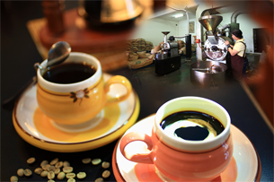 力諾原是咖啡豆的進口商與烘焙廠，木炭直火烘焙的咖啡萃取出濃厚風味，店內人氣商品金三角咖啡不是每天都喝的到。(圖/林育恩攝)