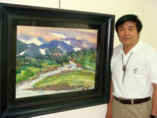 八八風災後，陳文龍捐出兩幅畫作「六龜暮色」、「六龜煙雲」響應賑災。(圖/葉娜慧攝)