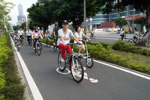 自行車道的開闢有助於改善高雄市空氣品質。（圖／鮑忠暉攝）