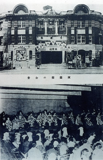 上圖「高雄館」為高雄市首座電影院，毀於二次大戰。下圖為1931年港勢展覽祝賀會於高雄館內進行之歌舞表演。（圖／高雄市立歷史博物館提供）