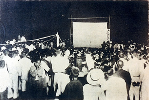 日治時期電影剛傳入台灣，戶外放映時總吸引大批民眾。（圖／高雄市立歷史博物館提供）