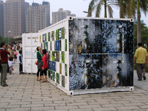每兩年一次的高雄國際貨櫃藝術節是台灣藝文盛事，展覽期間總是吸引大批觀眾。（圖／高雄市立美術館提供）