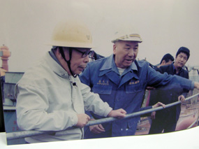 王先登（左二）1964年擔任台船總經理，1974年開始興建大造船廠，時任行政院長的蔣經國（左一），數度南下巡視。（圖／台船公關課提供）