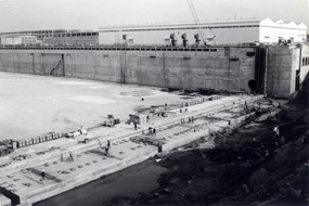 百萬噸大船塢的塢底版完工，已可看出乾船塢的規模。（圖／台船公關課提供）