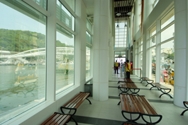 鼓山輪渡站新建工程2009年10月完工啟用，挑高空間可同時容納300人左右，旅客候船不用再忍受風吹日曬。（圖／鮑忠暉攝）