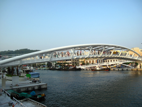 2009年10月竣工啟用的跨越一號船渠景觀橋樑有著居高臨下的好視野。（圖／凌卓民攝）
