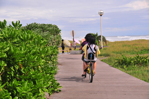 旗津環島踩風自行車道全長15.5公里，行程不超過兩小時，途經島上各個景點與海岸線。（圖／高雄市政府工務局養護工程處提供）