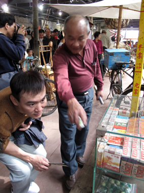 勞工飲食是其中最受歡迎的展區，古早的檳榔香菸攤位引起民眾圍觀。（圖／凌卓民攝）