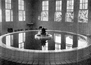 日治時期西子灣海水浴場旁的溫水澡堂。（圖／高雄市立歷史博物館提供）