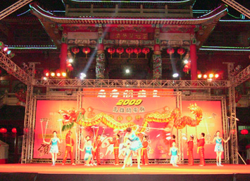 武廟過年期間會舉辦各式活動，2009年新春還邀請四川雜耍團特技表演。（圖／高雄關帝廟提供）