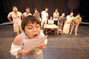 2006年下半年演出的劇作《郵差》。（圖／台灣戲劇表演家劇團提供）