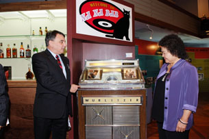 高雄市長陳菊與AIT台北辦事處處長司徒文參觀點唱機。（圖／鮑忠暉攝）