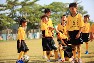 住在海邊鳳林國小的這群孩子有踢球的好體力。（圖／林育恩攝）