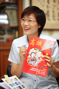 現任新聞處主任秘書劉顯惠在90年代《高雄畫刊》轉型之際，擔任畫刊主編。（圖／林育恩攝）
