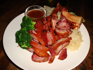 德國豬腳是燈塔美式酒館的經典菜色之一。（圖／燈塔美式酒館提供）