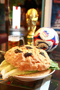 綠水灣餐廳世足賽期間應景推出足球漢堡。（圖／林育恩攝）
