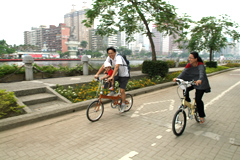 騎著鐵馬可觀賞愛河沿岸風景(攝影 / 鮑忠暉)