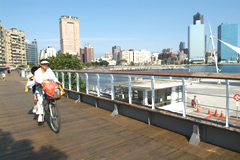 西臨港線可欣賞港灣風光(攝影 / 鮑忠暉)