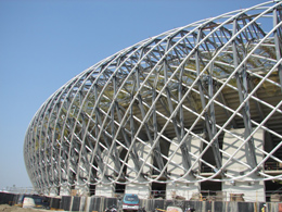 世運主場館屋頂螺旋狀結構外型，營造旋轉流動的視覺效果。（圖片/高雄市政府工務局提供）