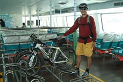 觀光渡輪上自行車停放區，可讓單車穩固整齊排列。(攝影/鮑忠暉)