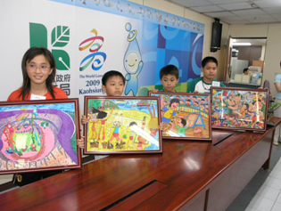 鍾佳蓁（左一）等四位小朋友，以世運會為主題，畫出優異作品獲表揚。(圖/高市府教育局)