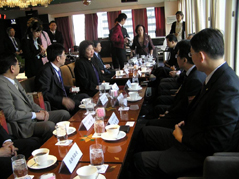 由於東京觀光業者踴躍參加說明會，陳菊市長特別提早半小時和日方業者交換意見。