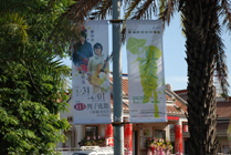 真愛夜合音樂季的宣傳旗幟，到處看得到。(圖/郭文君攝)