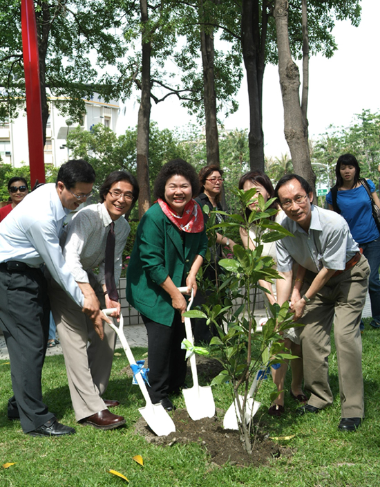高雄市長陳菊、客委會主委鍾孔炤等首長，與客家鄉親在市府前花圃種下夜合花樹，為「真愛夜合－高雄市夜合花傳奇」活動揭開序幕。(圖/鮑忠暉)
