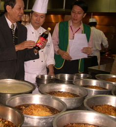 江永盛（左一）經常帶隊抽檢大飯店餐飲衛生，讓媒體記者印象深刻。(圖/何沛霖攝)