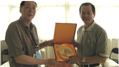 江永盛（右）與北京奧組委互贈禮物。(圖/KOC提供)