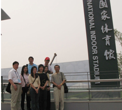 江永盛副執行長（右一）與參訪團成員在中國國家體育館前合影。(圖/KOC提供)