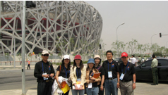 江永盛（左一）等人參觀奧運主場館鳥巢。(圖/KOC提供)