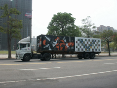 赴義大利展出貨櫃，除2009高雄世運藝術貨櫃，還有2007年貨櫃藝術節其他國家作品。(圖/高雄市立美術館提供)