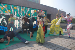 藝術貨櫃出發到義大利前，還特別安排表演節目、舉行記者會公告周知。(圖/高雄市立美術館提供) 