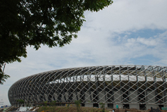2009高雄世運主場館按預定進度趕工，壯觀的綠建築實體已呈現在國人眼前。（圖/郭文君攝）