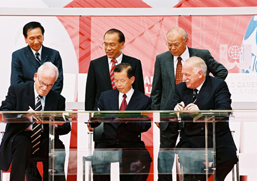 前市長謝長廷93年6月14日，在高雄市與國際世運總會（IWGA）朗佛契主席簽訂「2009世界運動會」主辦權。(圖/鮑忠暉攝)