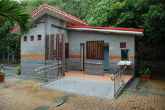 壽山動物園停車場旁新建的公廁，小而美，頗獲民眾及登山客好評。(圖/郭文君攝) 