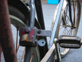復古腳踏車的鎖裝置在後輪，如今已很少見。(圖/何沛霖攝) 