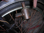 復古腳踏車的車燈電瓶，也裝置在後輪，利用與輪子的磨擦產生電力。(圖/何沛霖攝)
