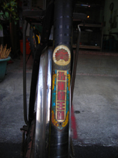 王水勝收藏的「孔雀霸王牌」，屬於「文車」的一種，早期是接生婆的專用車輛。(圖/何沛霖攝)