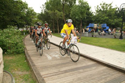 高雄市政府廣闢自行車道，提倡騎單車，健身又環保，並將設置公共自行車租賃站，提供數千輛公共自行車予民眾租用。(圖/鮑忠暉攝)