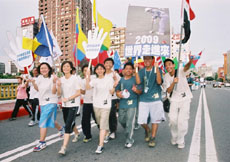 2004年獲得2009世運主辦權時，高雄市政府邀各界代表遊行，並為2009世運而跑，向市民及世界宣告這個好消息。(圖/鮑忠暉攝)