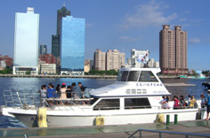 「真愛碼頭--旗津輪渡站」渡輪，吸引大批遊客站在甲板上準備飽覽河港風情。(圖/樺航攝)