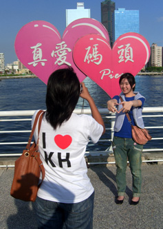 我愛真愛！年輕學子初踏高雄，站在真愛碼頭前用手勢表達自己「I LOVE KH！」(圖/樺航攝)