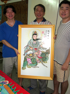 為延續搨彩藝術，馮建興的兩個兒子馮耀輝（左）、馮再宏（右）也都師承父親，決定把畢生精力投入這項工藝當中。(圖/郭文君攝)