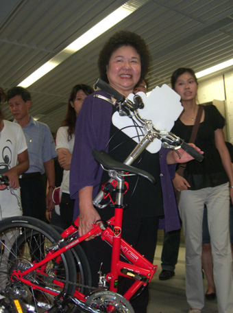 陳菊市長手中扛著最夯的「小摺」，準備和車友一起搭捷運。（圖/樺航攝）