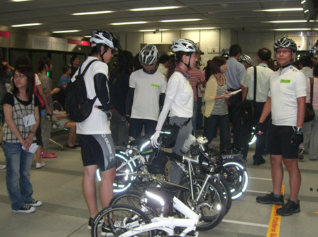 大批小摺單車客，牽摺疊車進中央公園捷運站準備朝下個目標前進。（圖/樺航攝）