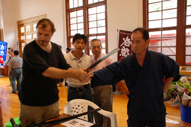 陳信寰教導外國友人如何正確使用日本武士刀。（圖/樺航攝）