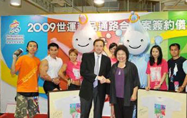 高雄市長陳菊與「家樂福」法籍總經理杜博華正式簽訂「2009世運商品通路合作」契約。(圖/高嘉澤攝)