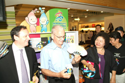 IWGA主席朗佛契、高雄市長陳菊及家樂福總經理杜博華，一起觀賞世運商品。(圖/鮑忠暉)